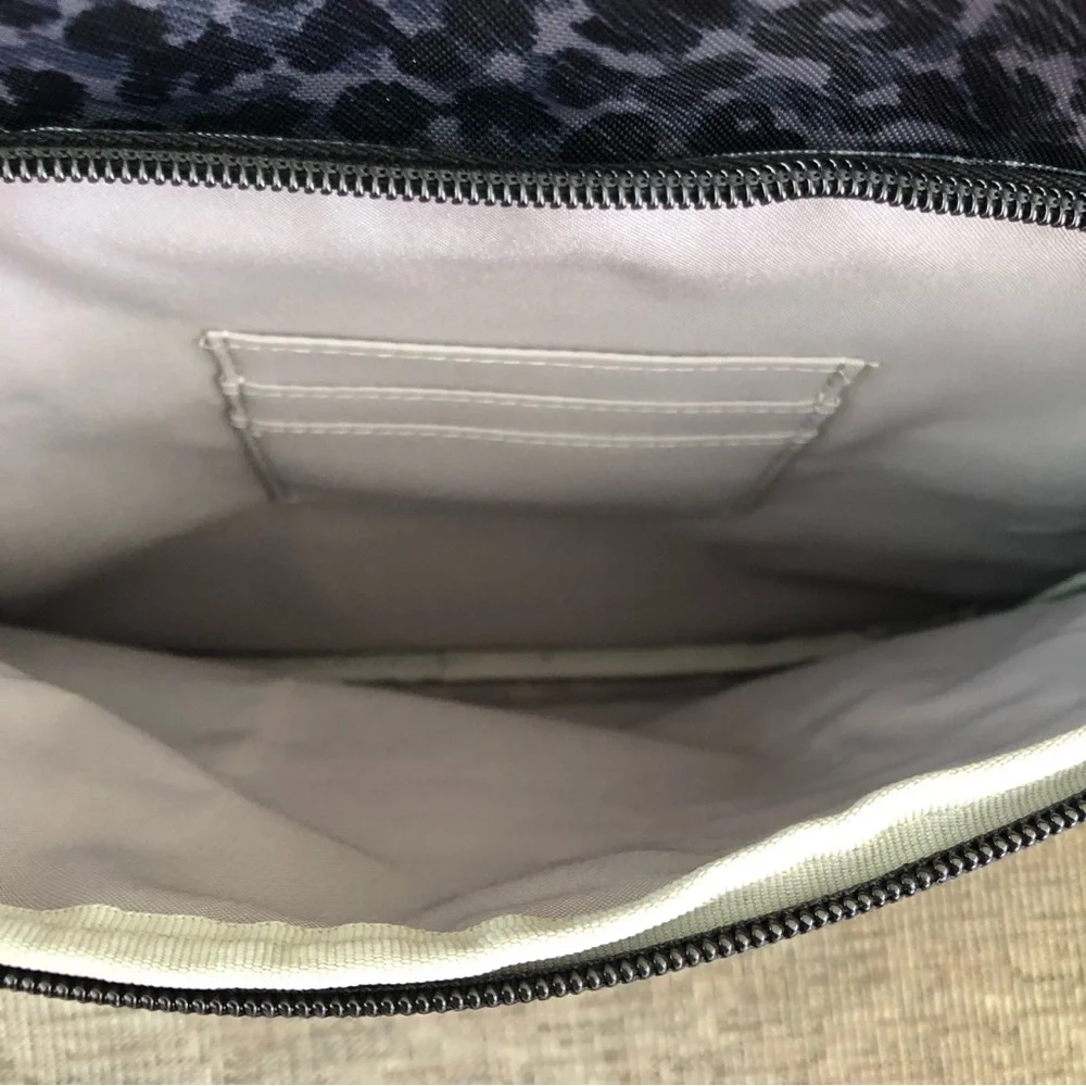Baggallini compact yet